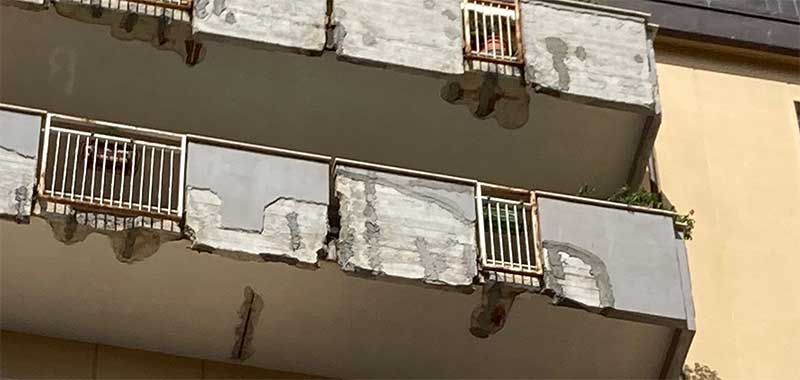Balkon met extreme vorm van betonrot - balkonrenovatie