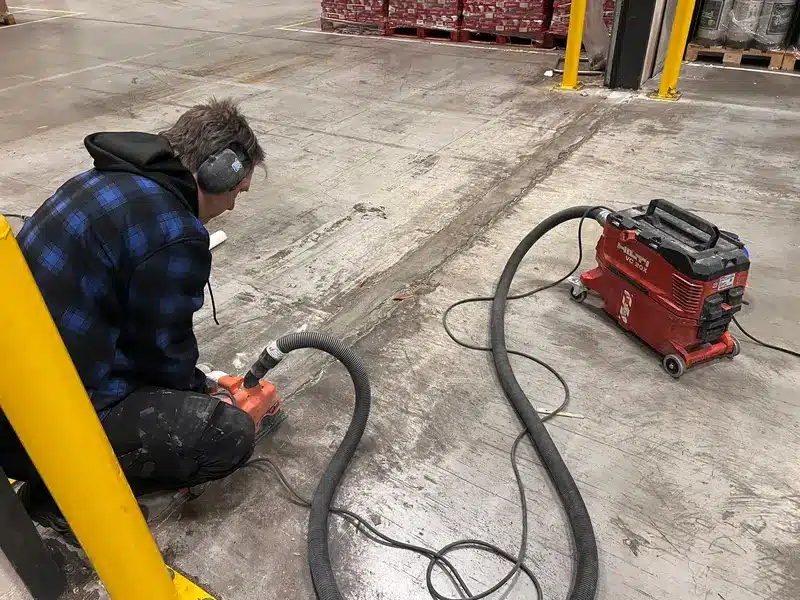 Betonvloer reparatie in distributiecentra & magazijnen